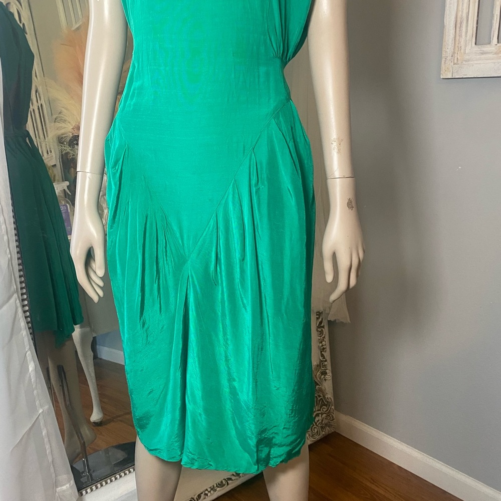 Iconic 80s vintage with asymmetric details and open back jade green - Picture 9 of 10